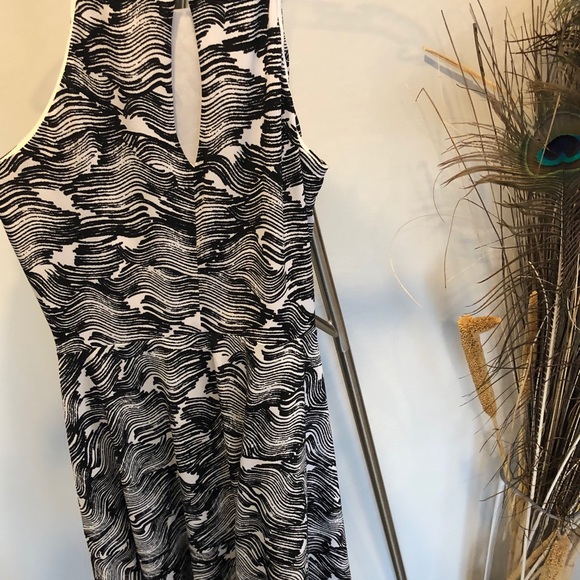 Classic Aline black and white dress - Picture 3 of 3